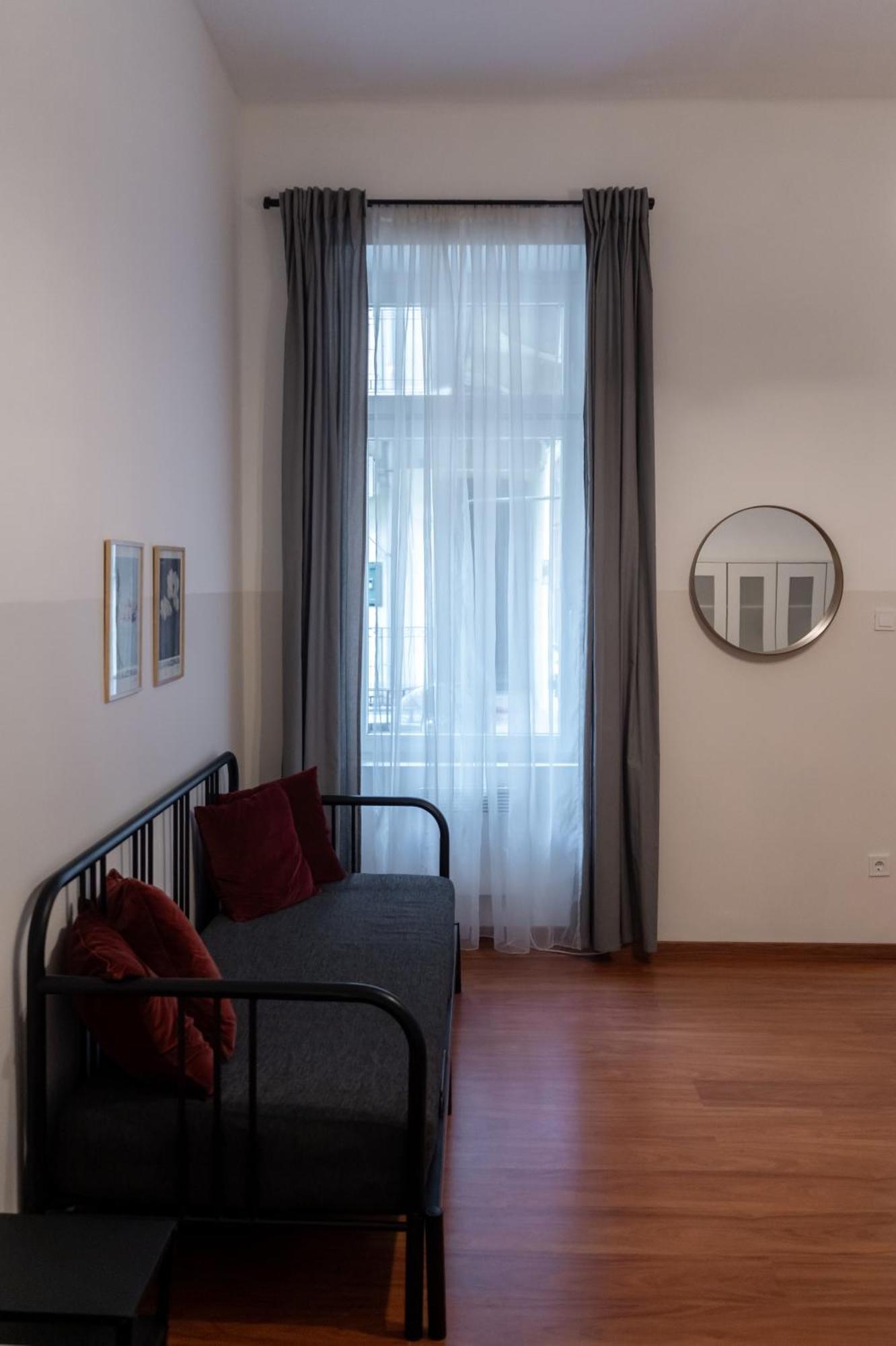 Cozy Apartment In Akacfa Street บูดาเปสต์ ภายนอก รูปภาพ